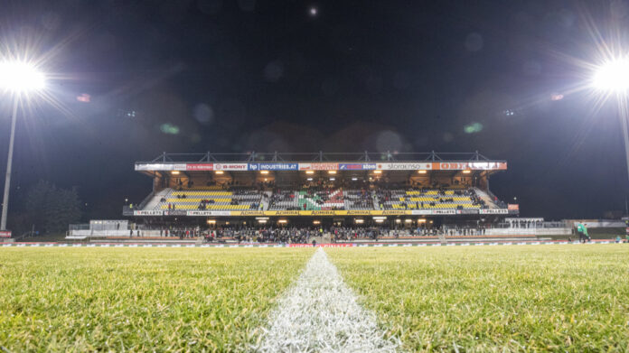 Blick auf die Tribüne der Lavanttal Arena