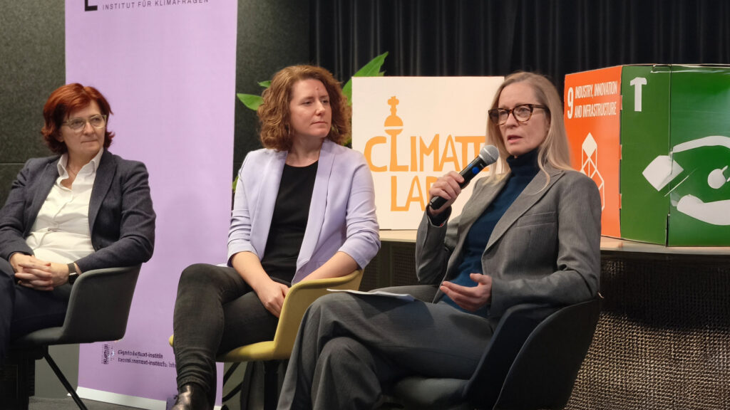 Sigrid Stagl, Katharina Rogenhofer und Karin Huber-Heim erörtern im Climate Lab die positiven Effekte des grünen Wandels.