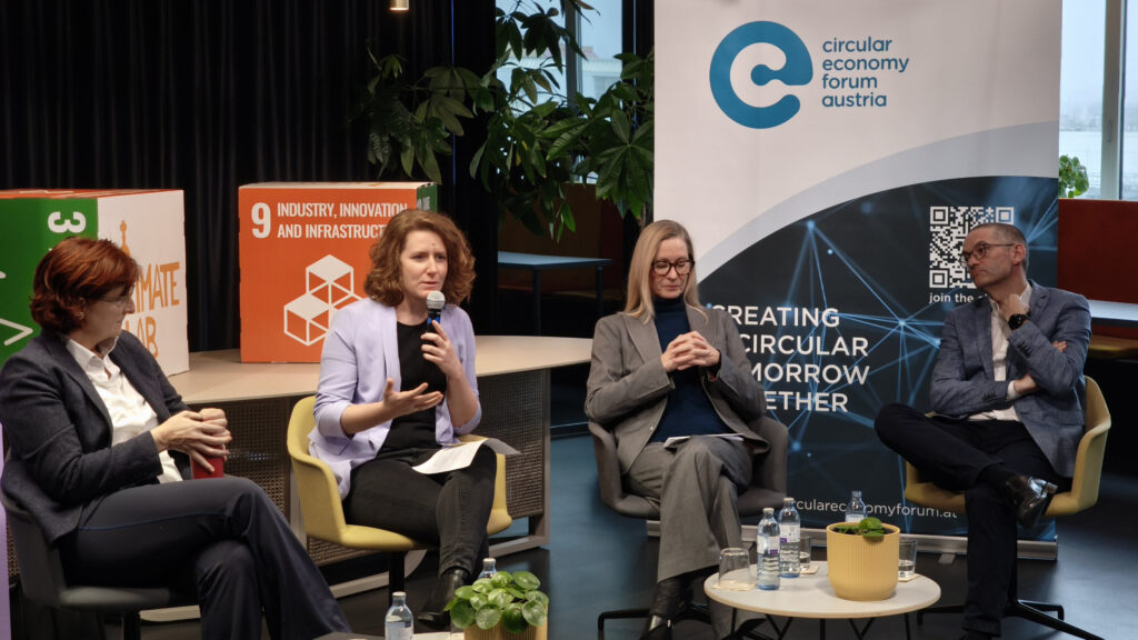 Sigrid Stagl, Katharina Rogenhofer und Karin Huber-Heim erörtern im Climate Lab die positiven Effekte  der ökologischen Wirtschaftswende.