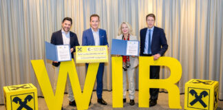 Christopher Weiss, Geschäftsführer Kärntner Raiffeisen Marketing, Manfred Wilhelmer und Georg Messner besiegeln die Kooperationsverlängerung mit Rektorin Ada Pellert.
