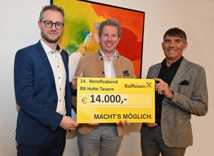 Die Geschäftsleiter Dominik Meindl, Martin Huber und Thomas Hollaus freuten sich über die hohe Spendenbereitschaft beim 14. Benefizabend der Raiffeisenbank Hohe Tauern.