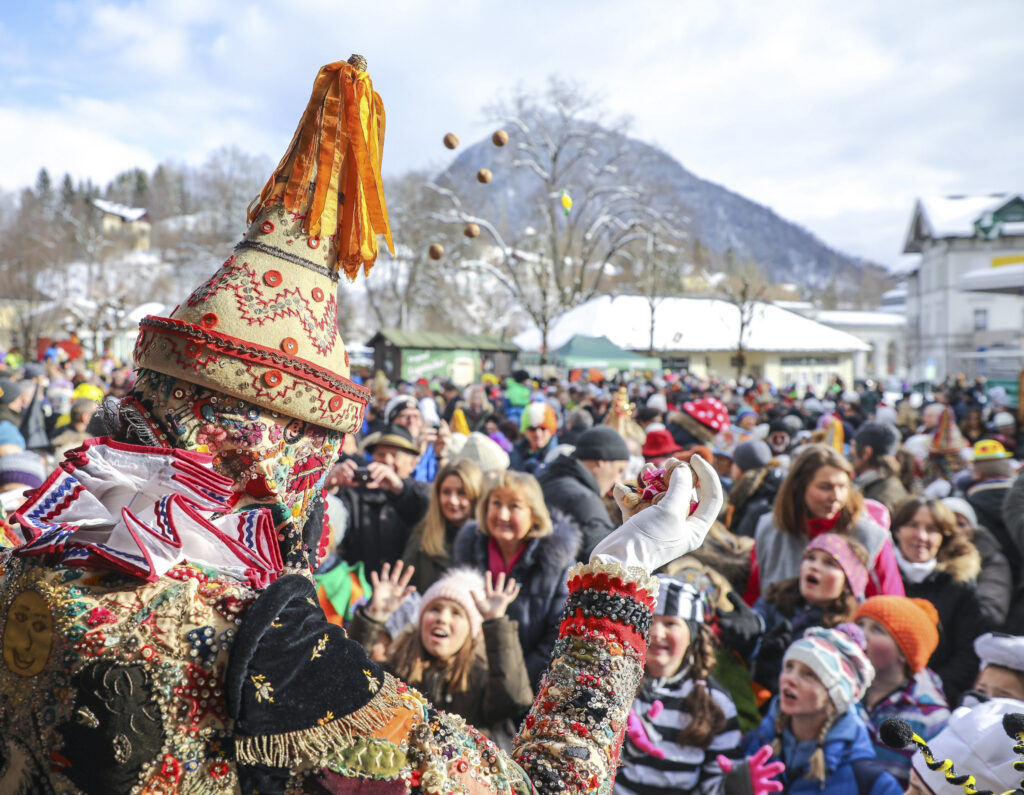 Im Ausseerland treten die „Flinserl“ mit ihren reich bestickten Gewändern auf.