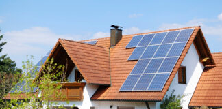 Einfamilienhaus mit PV-Anlage als Symbolbild für Einergiesparen