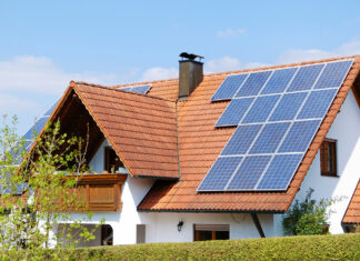 Einfamilienhaus mit PV-Anlage als Symbolbild für Einergiesparen