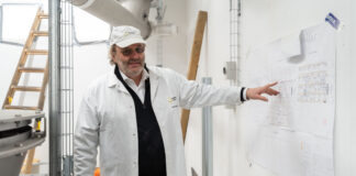 Peter Stallberger zeigt auf einen Plan für die BiomühleinSchwechat