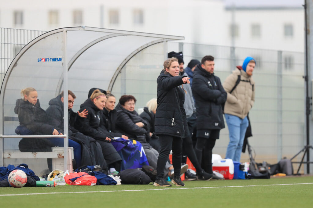 Lisa Alzner gibt Anweisungen vom Spielfeldrand