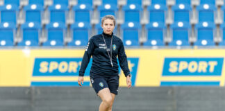 Lisa Alzner mit Fußball am Feld