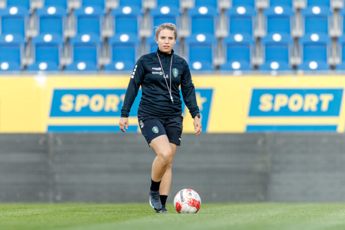 Lisa Alzner mit Fußball am Feld