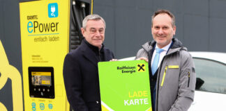RLB-Generaldirektor Heinrich Schaller und ÖAMTC-Landesdirektor Harald Großauer präsentieren die neue Ladekarte für „Raiffeisen Energie“.