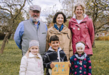 Helmut Bacher (RB Oberpinzgau), Anna Doblhofer-Bachleitner (RVS), Rosi Meusburger (Naturschule Pinzgau) mit jungen Teilnehmenden beim Apfelworkshop