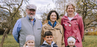 Helmut Bacher (RB Oberpinzgau), Anna Doblhofer-Bachleitner (RVS), Rosi Meusburger (Naturschule Pinzgau) mit jungen Teilnehmenden beim Apfelworkshop