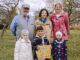 Helmut Bacher (RB Oberpinzgau), Anna Doblhofer-Bachleitner (RVS), Rosi Meusburger (Naturschule Pinzgau) mit jungen Teilnehmenden beim Apfelworkshop