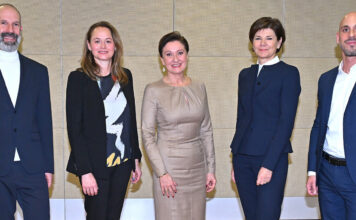 Setzen ein Zeichen für Vielfalt bei der RLB OÖ: Joachim Reder, Künstlerin Antonia Riederer, Sigrid Burkowski, Michaela Keplinger-Mitterlehner und Manuel Bräuhofer