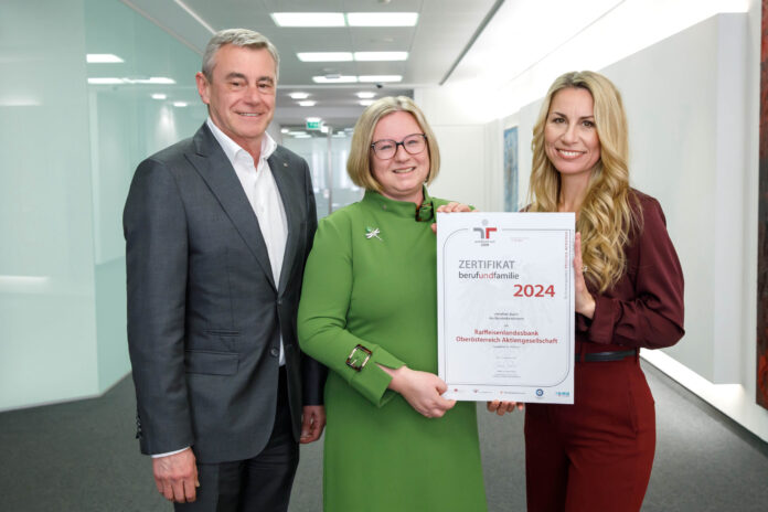 Generaldirektor Heinrich Schaller mit Sandra Lehner und Monika Mitter-Neuhauser, die die Projektgruppe „Beruf & Familie“ in der RLB OÖ leiten