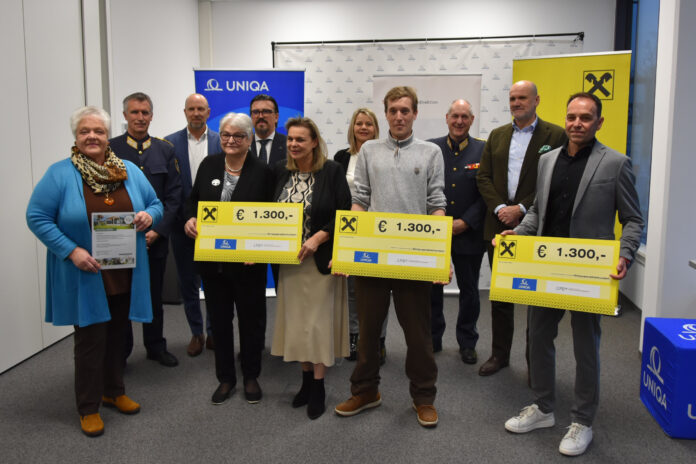Landespolizeidirektor Martin Huber, BVZ-Chefredakteur Markus Stefanitsch, Uniqa-Landesdirektor Herbert Kaiser, GD-Stv. Eva Fugger (RLB Burgenland), Landespolizeidirektor-Stv. Werner Fasching und ORF Burgenland-Landesdirektor Werner Herics (hinten) mit den Preisträgern Leopoldine Zöhrer, Margarete Greiner, Gabriele Moser, Dominik Puntigam und Andre Szuppin (vorne) in der Uniqa-Landesdirektion in Eisenstadt.