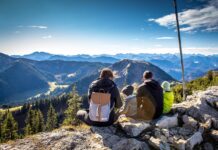Eine Familie bei einer Wanderung blicken auf das Bergpanorama, als Symbolbild für Patchworkfamilie