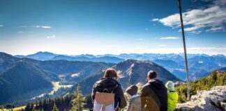 Eine Familie bei einer Wanderung blicken auf das Bergpanorama, als Symbolbild für Patchworkfamilie