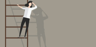 Symbolbild für Gender Pay Gap, Gleichstellung: Frau auf einer Leiter hält Ausschau
