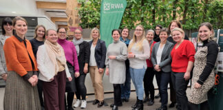 Die Teilnehmerinnen der ersten Ausgabe von „RWA.Zukunft.Frauen“ mit Lehrgangsleiterin Birgit Lerch-Wittmann (6. von rechts), Mentoring- und RWA-Bereichsleiterin Stephanie Reimann (3. von links) und Coachin Sabine Pelzmann (3. von rechts)