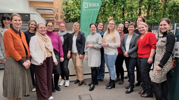 Die Teilnehmerinnen der ersten Ausgabe von „RWA.Zukunft.Frauen“ mit Lehrgangsleiterin Birgit Lerch-Wittmann (6. von rechts), Mentoring- und RWA-Bereichsleiterin Stephanie Reimann (3. von links) und Coachin Sabine Pelzmann (3. von rechts)