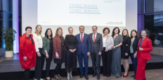 Gruppenfoto mit den Absolventinnen des Chancenprogramms mit den Trainerinnen sowie Aufsichtsratsvorsitzender Helmut Tacho und Präsident Erwin Hameseder