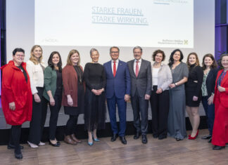 Gruppenfoto mit den Absolventinnen des Chancenprogramms mit den Trainerinnen sowie Aufsichtsratsvorsitzender Helmut Tacho und Präsident Erwin Hameseder