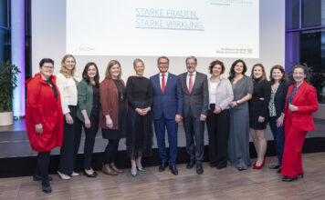 Gruppenfoto mit den Absolventinnen des Chancenprogramms mit den Trainerinnen sowie Aufsichtsratsvorsitzender Helmut Tacho und Präsident Erwin Hameseder
