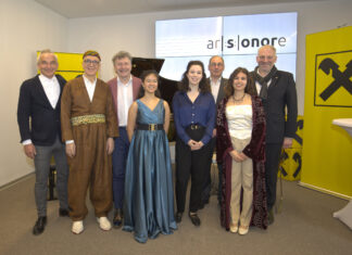 Gruppenfoto von der Programmpräsentation: Gernot Rath, Leiter Kultur und Kommunikation ORF Steiermark, Risgar Koshnaw (Oud), künstlerischer Leiter Markus Schirmer, Laetitia Chiara Taurer (Klavier), Alexandra Segal (Klavier), Martin Schaller, Generaldirektor der RLB Steiermark, Idil Naz Alici (Klavier) und Werner Strenger, Vizerektor der Kunstuniversität Graz