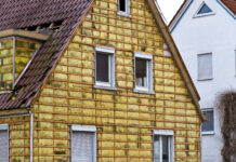 Symbolbild Sanierung: Ein Haus, das thermisch saniert wird.