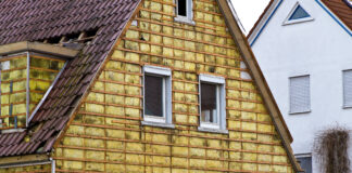 Symbolbild Sanierung: Ein Haus, das thermisch saniert wird.