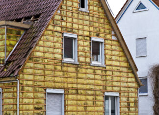 Symbolbild Sanierung: Ein Haus, das thermisch saniert wird.