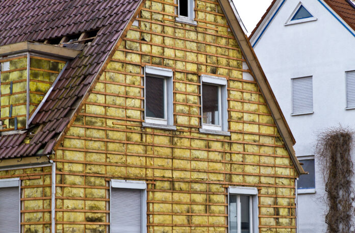 Symbolbild Sanierung: Ein Haus, das thermisch saniert wird.