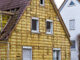 Symbolbild Sanierung: Ein Haus, das thermisch saniert wird.