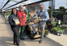 Vera Amtmann, Richard Plesser (Leiter Starkl-Gartencenter Vösendorf) und Fritz Kaltenegger präsentieren den neuen Dünger.