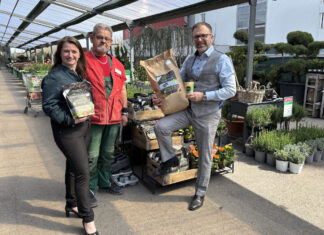Vera Amtmann, Richard Plesser (Leiter Starkl-Gartencenter Vösendorf) und Fritz Kaltenegger präsentieren den neuen Dünger.