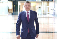 Heinrich Schaller im Foyer der RLB OÖ