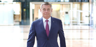 Heinrich Schaller im Foyer der RLB OÖ