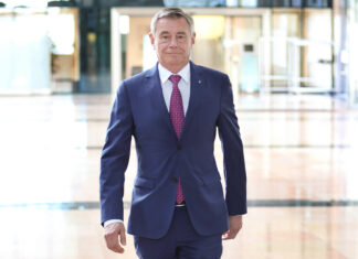 Heinrich Schaller im Foyer der RLB OÖ