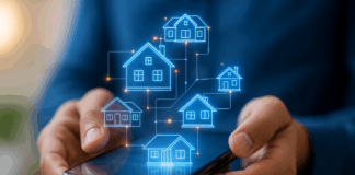 Symbilbild für KI in der Immobilienbranche. ein Smartphone in Händen, darüber stilisierte Häuser