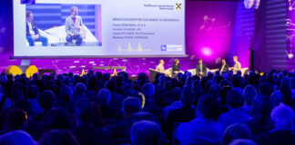 Blick aus dem Publikum auf die Bühne beim Konjunkturgespräch der RLB Steiermark 2025
