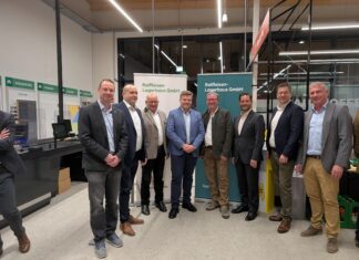 Gerhard Langenau (RWA), Thomas Weigl (RWA), Obmann Franz Hittinger, Bernhard Schröck und Josef Sieber, RWA-Vorstandsdirektor Christoph Metzker, RWA-Bautechnik-Leiter Robert Kehrer und Spartenleiter Dietmar Scholz