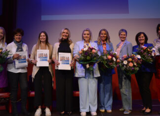 Moderatorin Sabine Kronberger mit den drei Gewinnerinnen des Abends sowie Wiebke Hinterholzer, Karin Scheiblberger, Maria Neubauer, Helga Danner und Irene Baischer