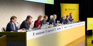 Foto vom Podium bei der RBI-Hauptversammlung: Vorstände Andreas Gschwenter, Łukasz Januszewski und Valerie Brunner, Notar Rupert Brix, AR-Präsident Erwin Hameseder, CEO Johann Strobl sowie die Vorstände Hannes Mösenbacher und Andrii Stepanenko