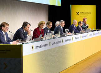 Foto vom Podium bei der RBI-Hauptversammlung: Vorstände Andreas Gschwenter, Łukasz Januszewski und Valerie Brunner, Notar Rupert Brix, AR-Präsident Erwin Hameseder, CEO Johann Strobl sowie die Vorstände Hannes Mösenbacher und Andrii Stepanenko
