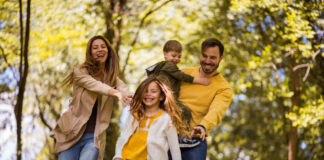 Glückliche Familie. Eltern verbringen Zeit mit ihren Kindern draußen im Wald.