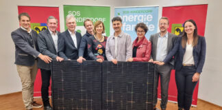 Gründungsfoto der SOS-Kinderdorf Bürgerenergiegenossenschaft: Manuel Falbesoner (RV Tirol), Obmann Hermann Kuenz, Alexander Büchel, Robert Trauner (Autonoma Energy), Annemarie Schlack (SOS-Kinderdorf), Mathias Schweighofer, Nora Deinhammer (SOS-Kinderdorf), Verbandsdirektor Edwin Grubert und Eva Lutz (RV Tirol).