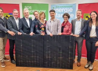 Gründungsfoto der SOS-Kinderdorf Bürgerenergiegenossenschaft: Manuel Falbesoner (RV Tirol), Obmann Hermann Kuenz, Alexander Büchel, Robert Trauner (Autonoma Energy), Annemarie Schlack (SOS-Kinderdorf), Mathias Schweighofer, Nora Deinhammer (SOS-Kinderdorf), Verbandsdirektor Edwin Grubert und Eva Lutz (RV Tirol).