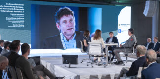 Brachten unterschiedliche Aspekte ein (auf der Bühne): Moderatorin Jeannine Hierländer, Patricia Neumann, Gunter Deuber und Bruno Günter Hofbauer