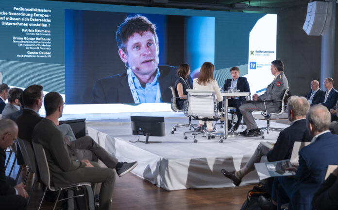 Brachten unterschiedliche Aspekte ein (auf der Bühne): Moderatorin Jeannine Hierländer, Patricia Neumann, Gunter Deuber und Bruno Günter Hofbauer