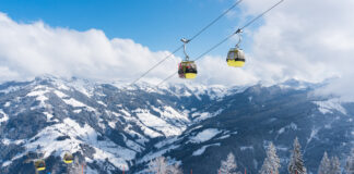 Großarl Kabinenseilbahn Gondel und Schilift im Winter. Bekannter Schiort in Salzburg, Österreich.